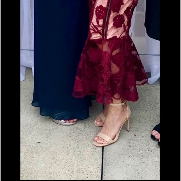 Vince Comuto! Like New!! Natural color/ patent leather sandals. 7.5 Worn twice. - Picture 2 of 8